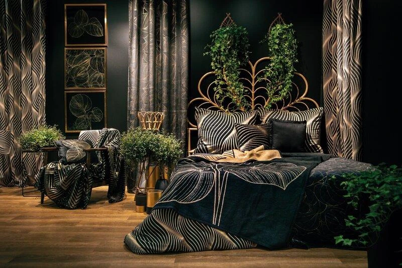 Eurofirany LIMITED COLLECTION VICTORIA3A Minkšto aksomo naktinė užuolaida su geometriniu raštu, 140X270 cm, juosta / tunelis / kabliukai, spalva: juoda, šampano