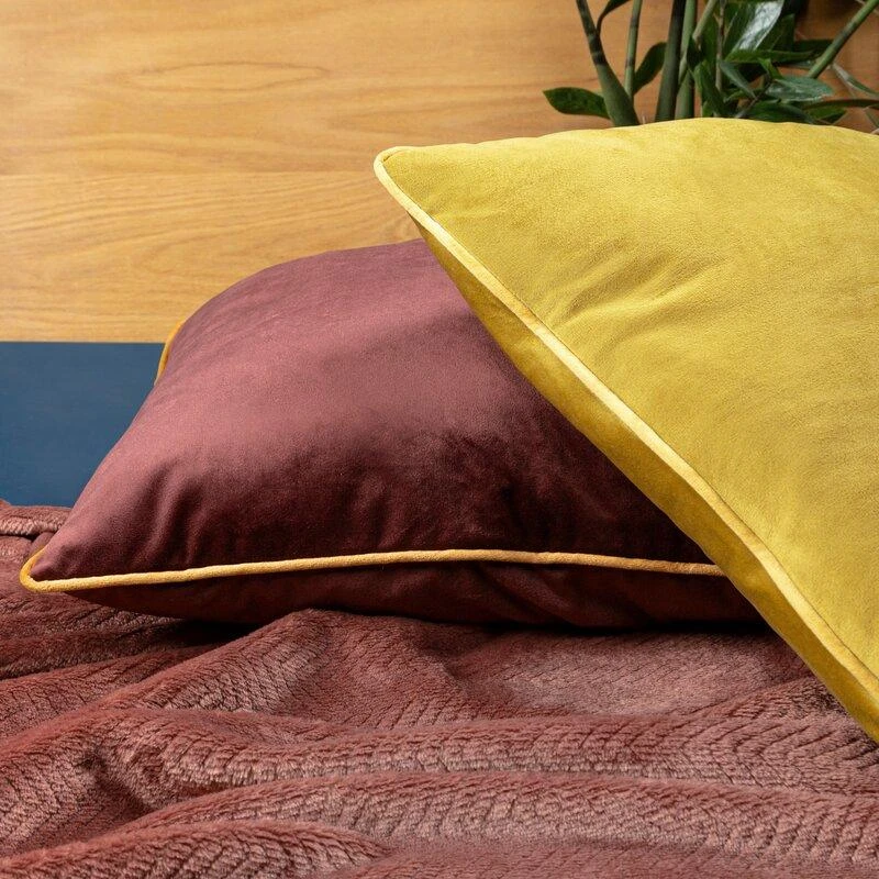 Eurofirany VELVET / 56 Minkšto aksomo pagalvės užvalkalas su kontrastingais apvadais kraštuose, 45X45 cm, spalva: bordinė