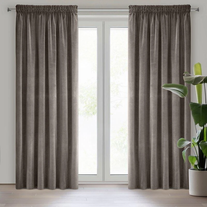 Eurofirany vienspalvė storesnio minkšto aksomo naktinė užuolaida KRISTI, 140X270 cm, 330 g/m2, juosta/ tunelis, spalva: ruda