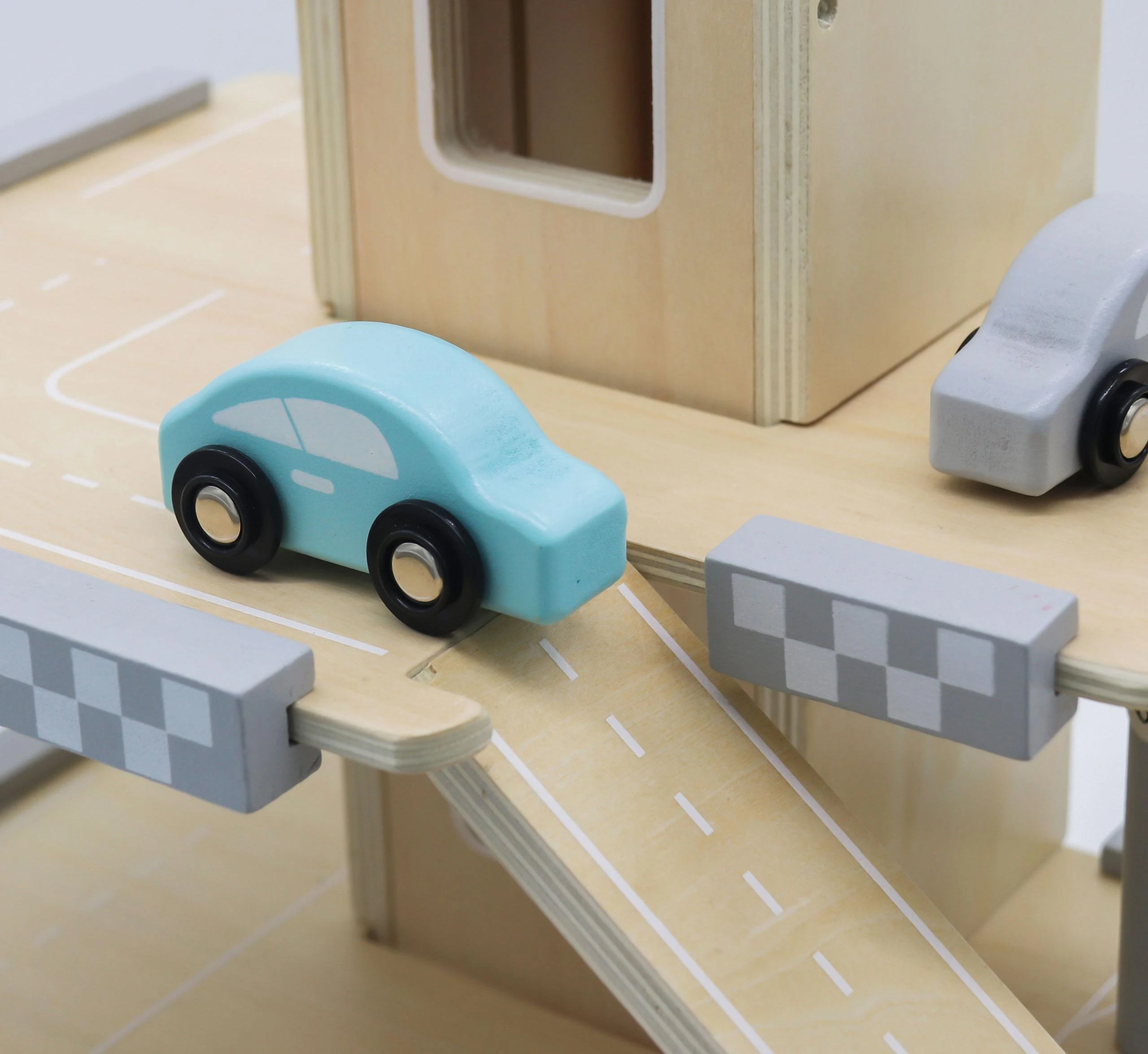 Didelis medinis kelias su garažu, automobilių stovėjimo aikštele ir liftu + automobiliai ECOTOYS