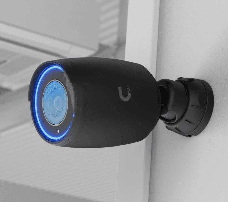 UBIQUITI AI PRO Juodas 4K POE kamera, skirta naudoti viduje ir lauke, su 3 kartų optiniu priartinimu, didelio nuotolio infraraudonųjų spindulių naktiniu matymu ir patobulintomis dirbtinio intelekto aptikimo galimybėmis.