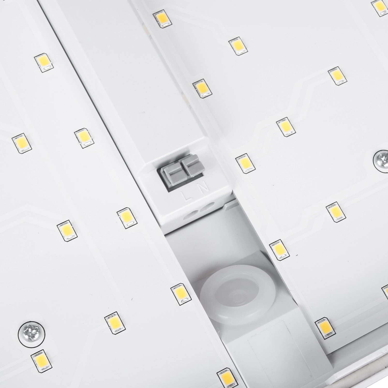 MACLEAN MCE292W LED lempos namo numeris su prieblandos jutikliu 950lm 12W IP65 atsparus saulės spinduliams UV atsparus baltas