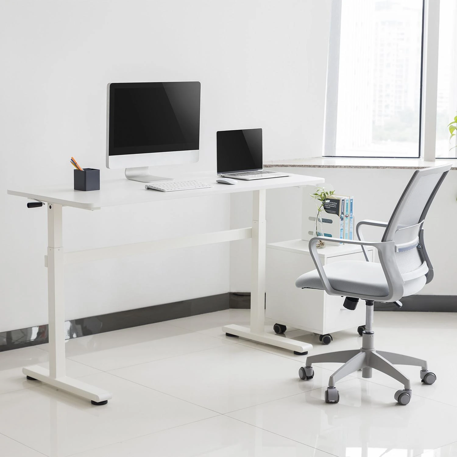 Ergo Office ER-401 Sėdimas stalas 140x60cm Rankiniu būdu reguliuojamo aukščio Biuro stalas max 117cm Ergonomiškas stalas, apkraunamas iki 40kg baltas