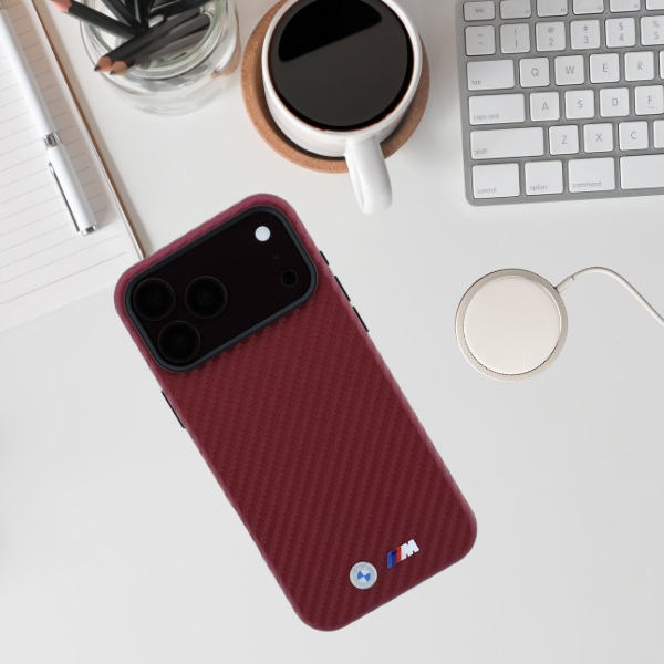 BMW M Carbon Metal Logo MagSafe dėklas, skirtas iPhone 17 Pro Max / 18 Pro Max – Bordo aprašymas - Prekės nuotrauka