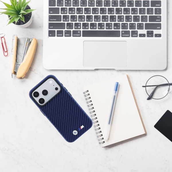Dėklas BMW M Carbon Metal Logo MagSafe Case, skirtas iPhone 17 Pro Max / 18 Pro Max – Navy mėlyna aprašymas - Prekės nuotrauka