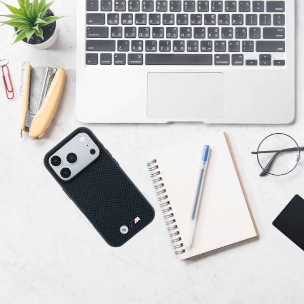 Dėklas BMW M Quadrille Kevlar Metal Logo MagSafe Case, skirtas iPhone 17 Pro / 18 Pro – tamsiai mėlyna aprašymas - Prekės nuotrauka