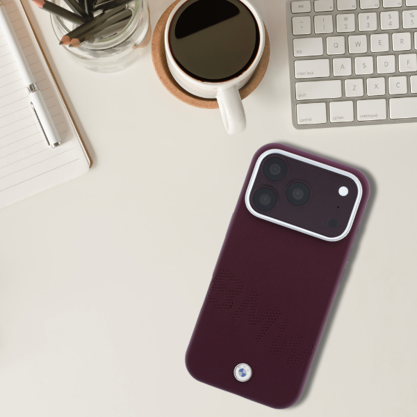 BMW „Sign Inclined Deboss“ dėklas su MagSafe, skirtas iPhone 17 Pro / 18 Pro – bordo spalvos aprašymas - Prekės nuotrauka
