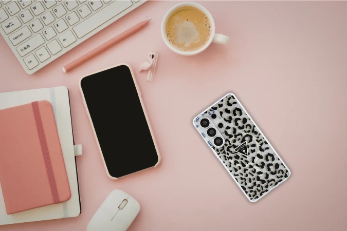 Guess IML leopardo rašto trikampio formos „MagSafe“ dėklas, skirtas „Samsung Galaxy S26 Ultra“, juodas aprašymas - Prekės nuotrauka