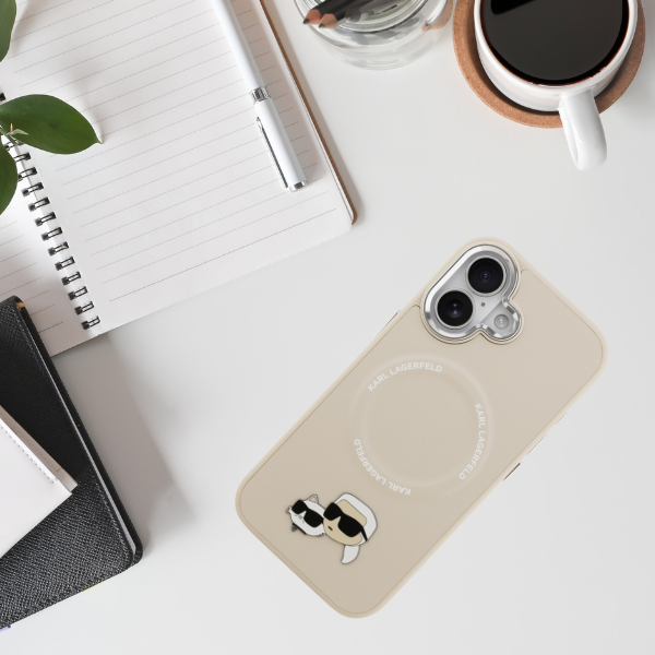 Karl Lagerfeld Karl & Choupette Pins MagSafe dėklas skirtas Apple iPhone 17 rusvai gelsvas aprašymas - Prekės nuotrauka Karl Lagerfeld Karl & Choupette Pins MagSafe dėklas skirtas Apple iPhone 17 rusvai gelsvas aprašymas - Prekės nuotrauka