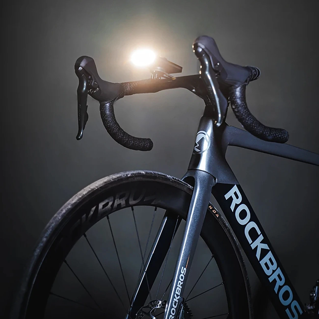 Rockbros JP008 priekinis dviračio žibintas prekystaliui su išorine baterija 5000mAh 150lm IPX6 &8211; juodos spalvos aprašymas - Prekės nuotrauka Rockbros JP008 priekinis dviračio žibintas prekystaliui su išorine baterija 5000mAh 150lm IPX6 &8211; juodos spalvos aprašymas - Prekės nuotrauka