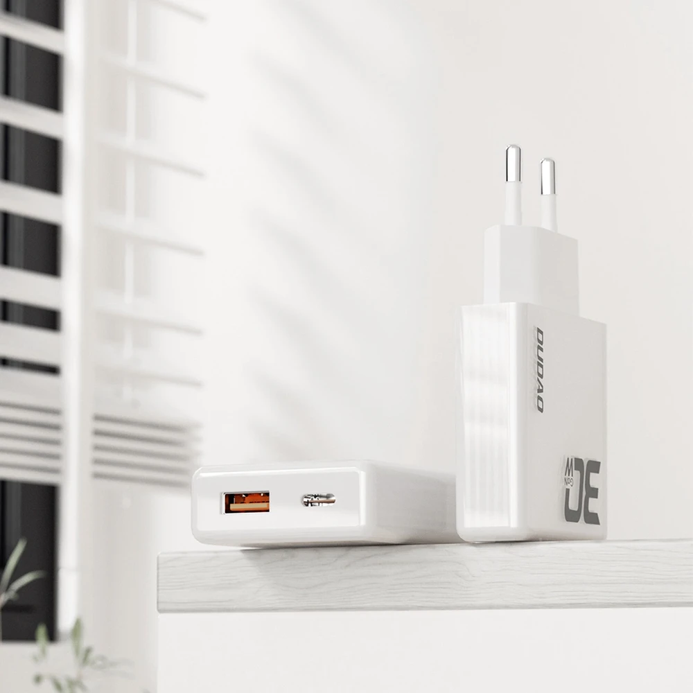 GaN Dudao A30EUL 30W USB-A / USB-C laidinis įkroviklis + USB-C – Lightning kabelis – baltos spalvos