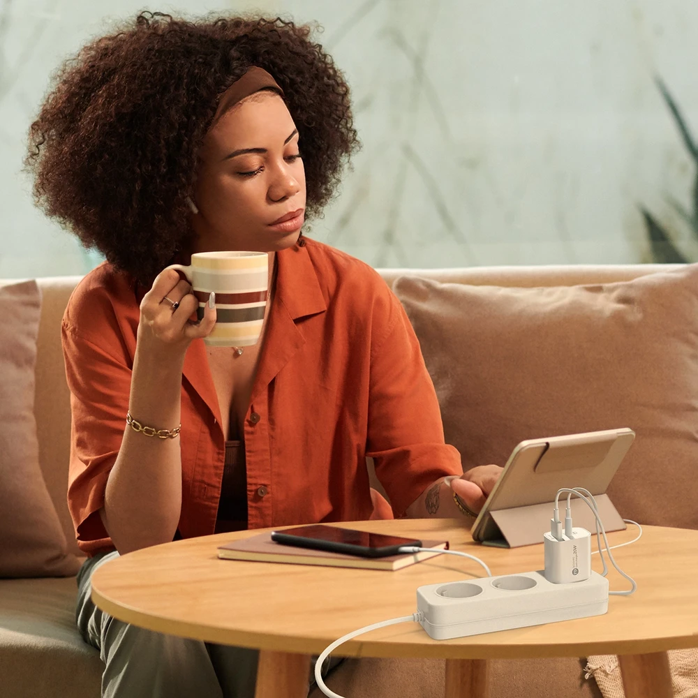 Hurtel A6MaxL 20W USB-A USB-C laidinis įkroviklis su 1m USB-C – Lightning kabelis – baltos spalvos