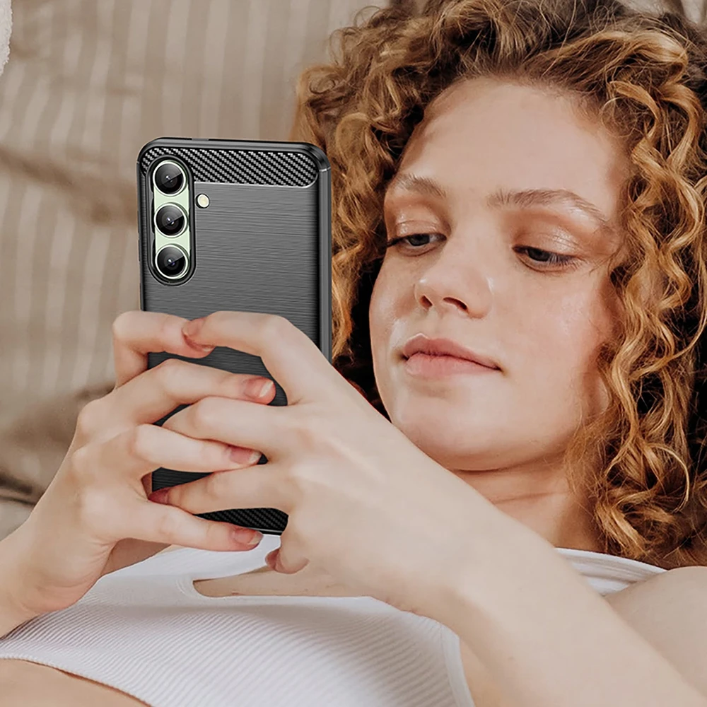 Hurtel Carbon Case do Samsung Galaxy S24 FE – dėklas telefonui juodos spalvos