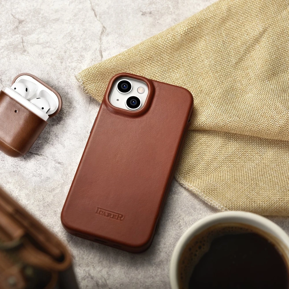 iCarer CE Oil Wax Premium Leather Apple iPhone 14 Plus magnetic atverčiamas MagSafe dėklas telefonui rudos spalvos (AKI14220707-BN)
