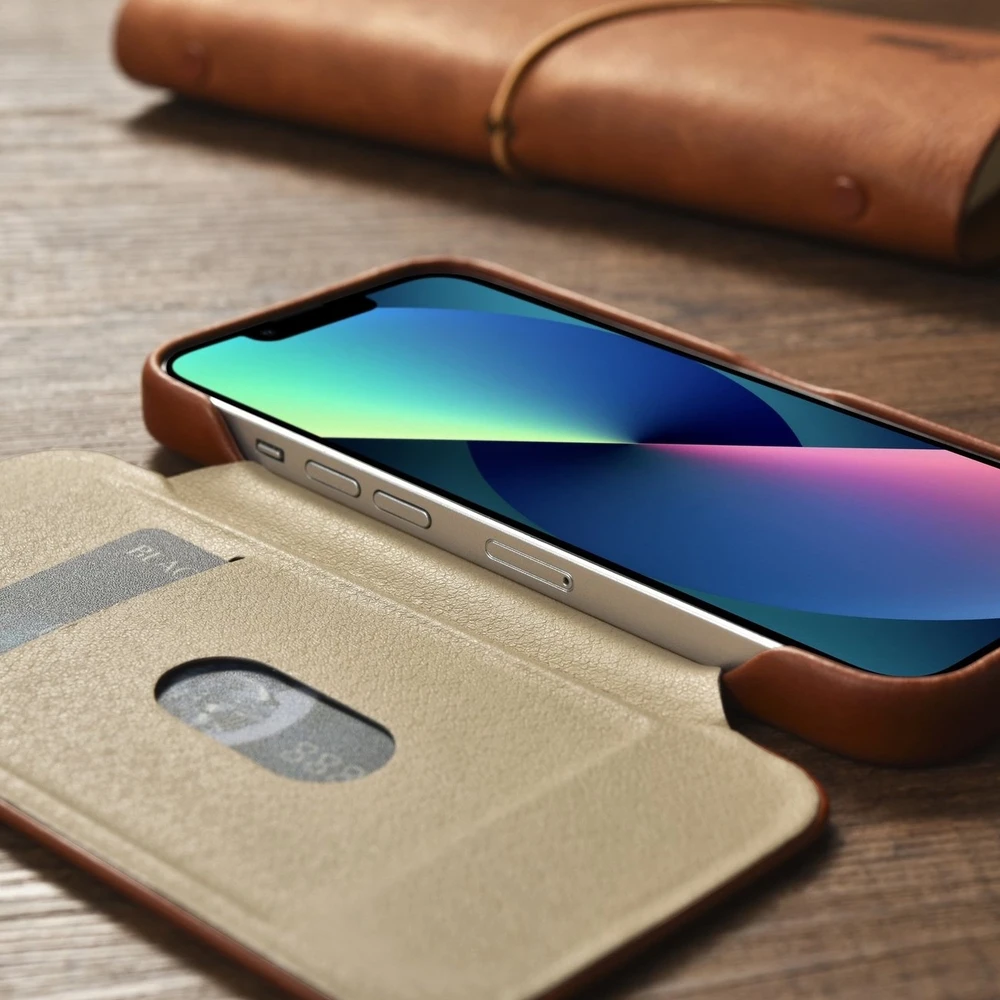 iCarer CE Oil Wax Premium Leather Apple iPhone 14 Plus magnetic atverčiamas MagSafe dėklas telefonui rudos spalvos (AKI14220707-BN)