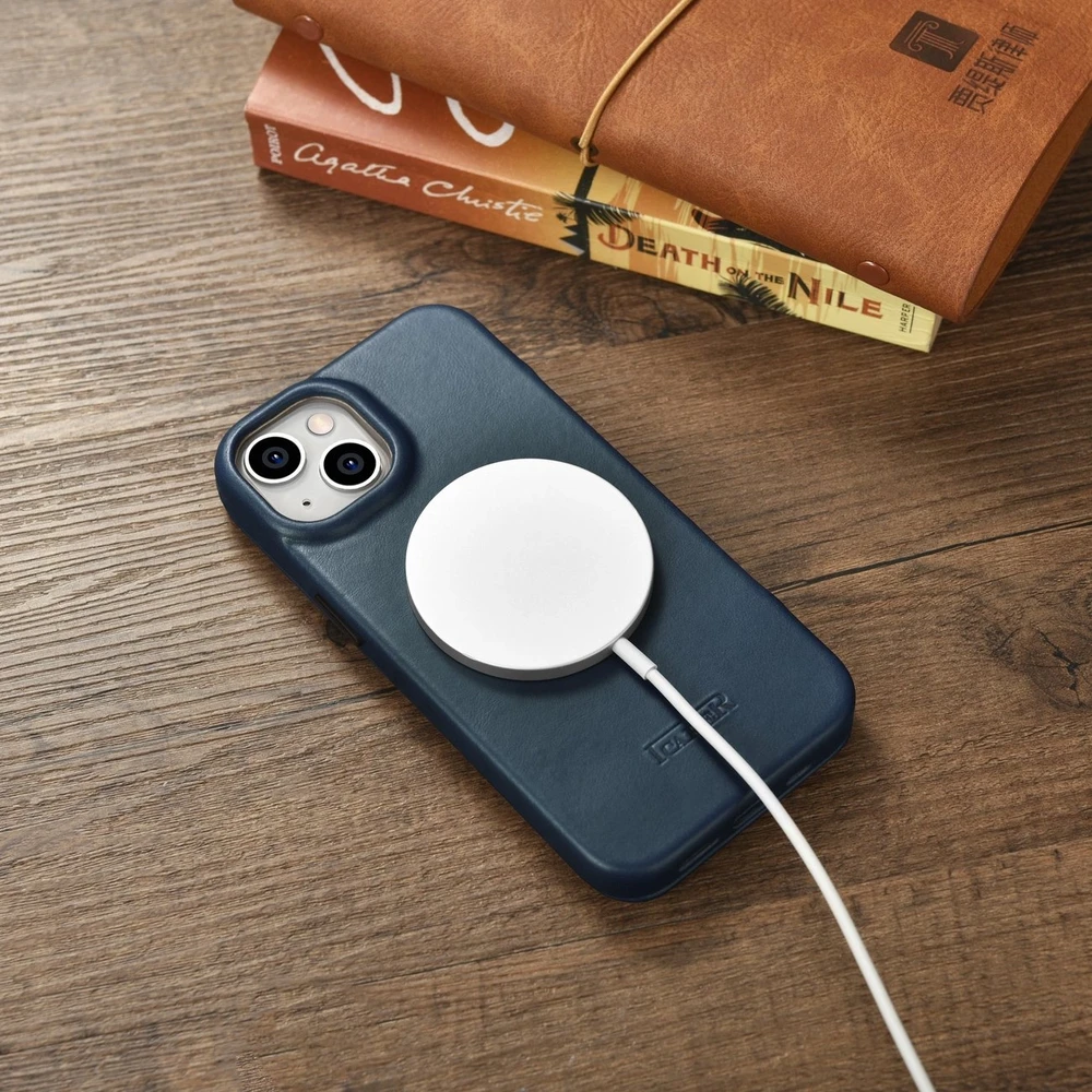 iCarer CE Oil Wax Premium Leather Apple iPhone 14 Plus magnetic atverčiamas MagSafe dėklas telefonui mėlynos spalvos (AKI14220707-BU)