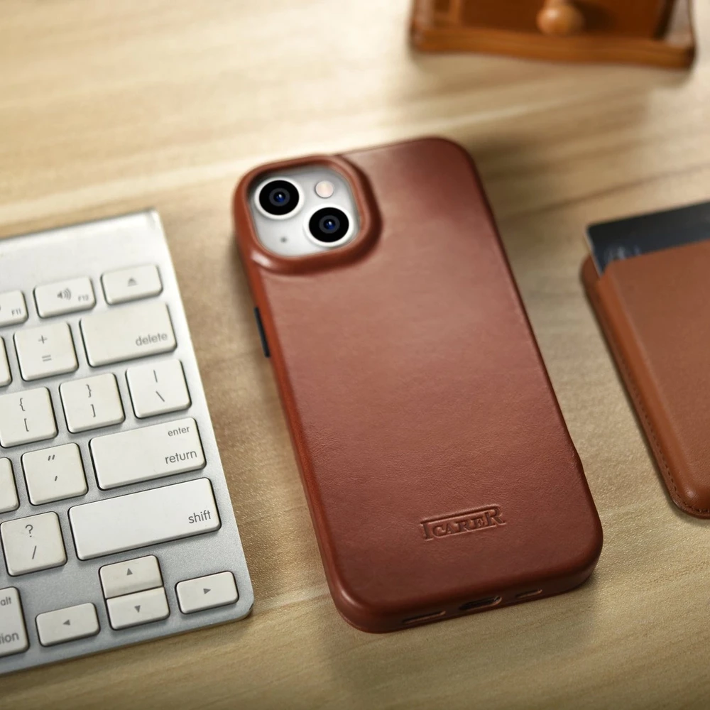 iCarer CE Oil Wax Premium Leather Apple iPhone 14 Plus magnetic atverčiamas MagSafe dėklas telefonui rudos spalvos (AKI14220707-BN)