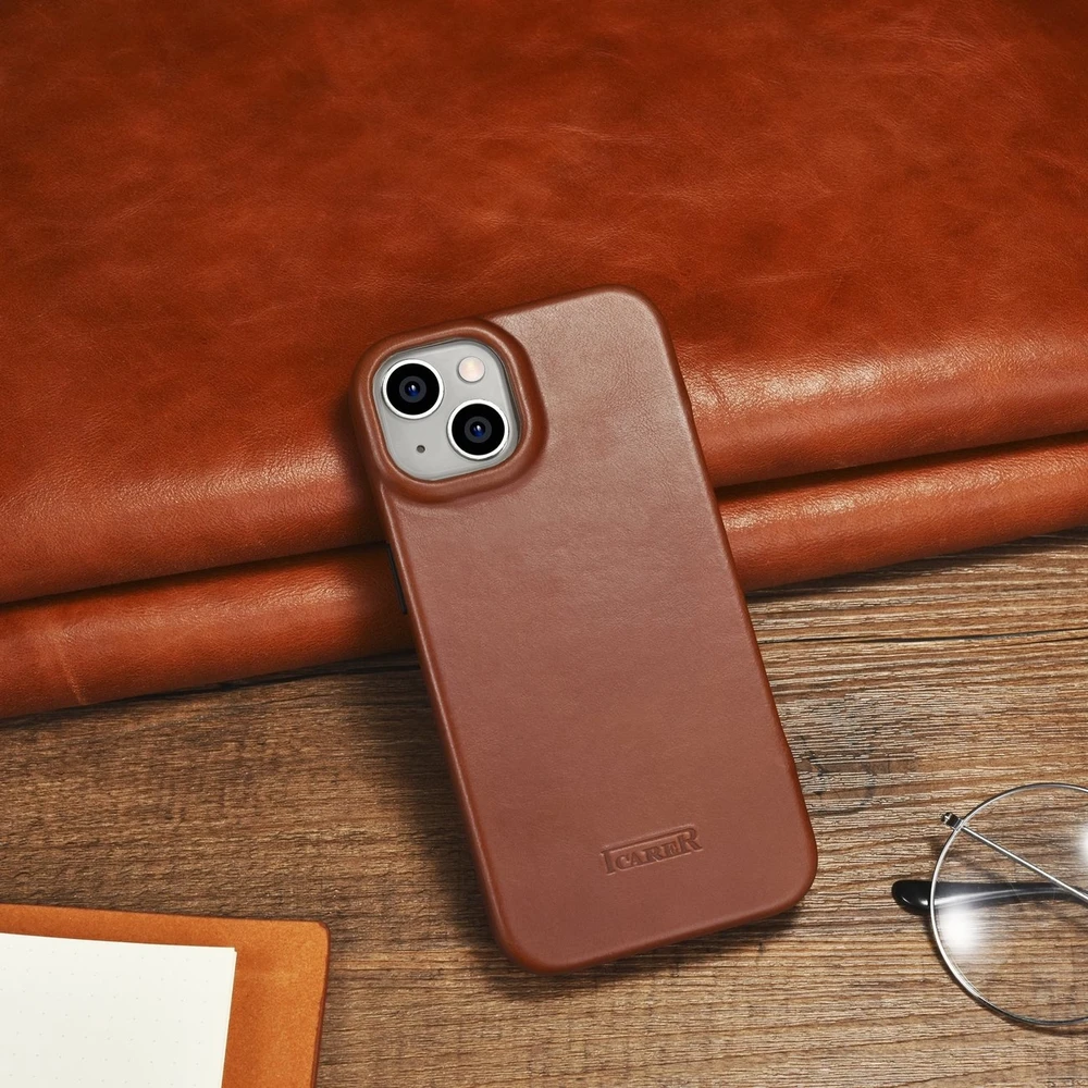 iCarer CE Oil Wax Premium Leather Apple iPhone 14 Plus magnetic atverčiamas MagSafe dėklas telefonui rudos spalvos (AKI14220707-BN)