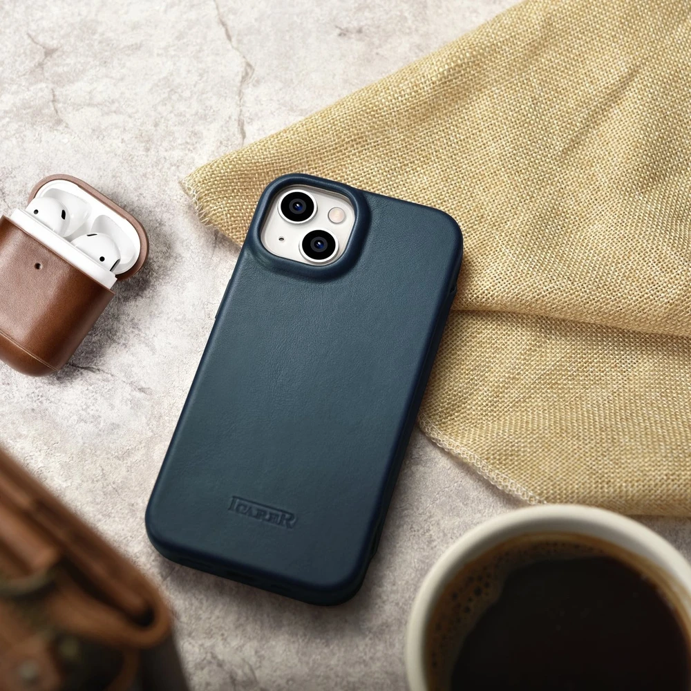 iCarer CE Oil Wax Premium Leather Apple iPhone 14 Plus magnetic atverčiamas MagSafe dėklas telefonui mėlynos spalvos (AKI14220707-BU)