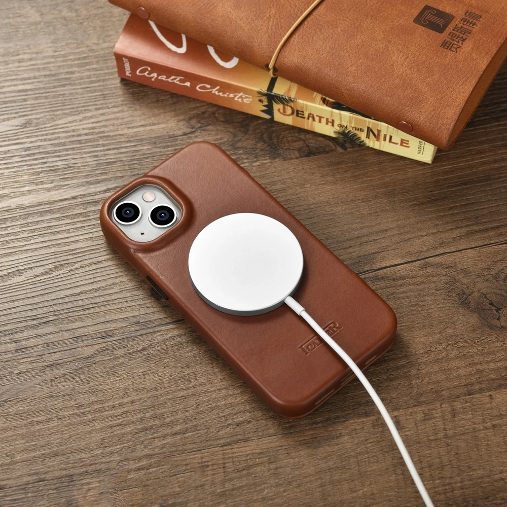 iCarer CE Oil Wax Premium Leather Apple iPhone 14 Plus magnetic atverčiamas MagSafe dėklas telefonui rudos spalvos (AKI14220707-BN)