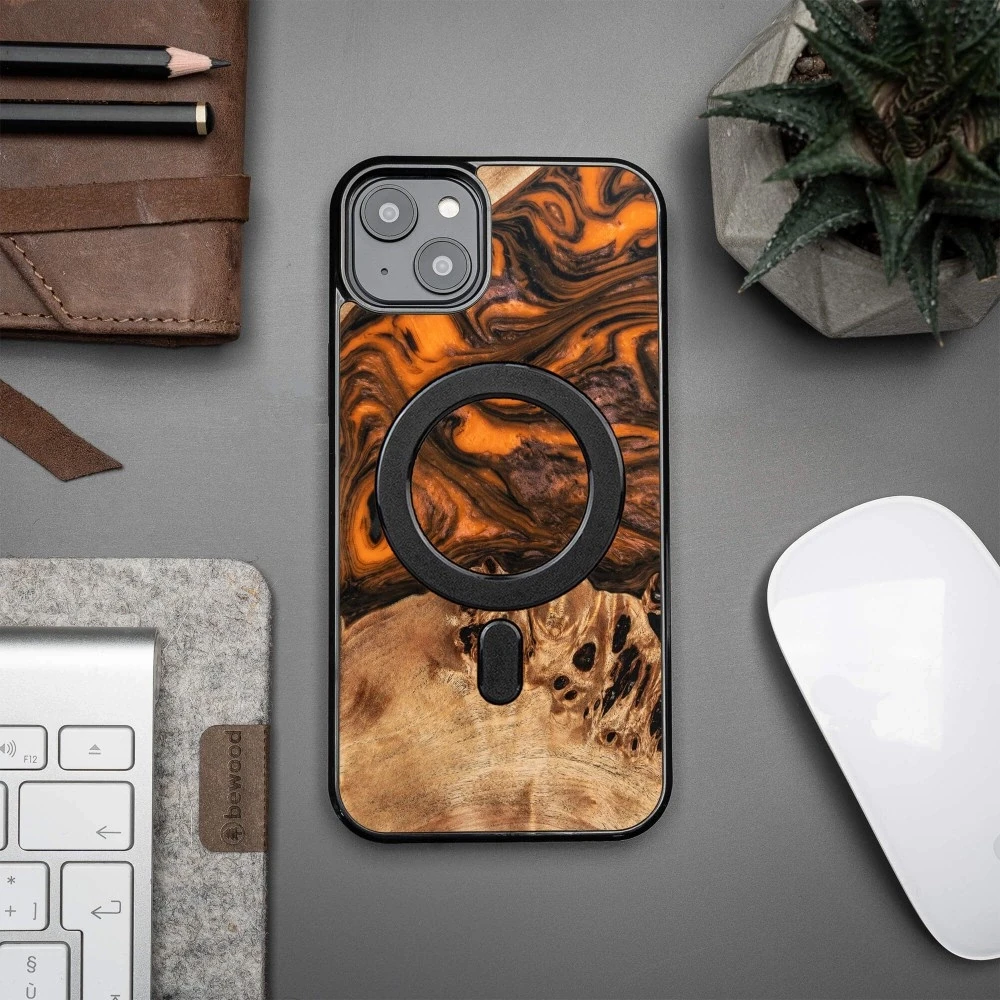Wood and resin Apple iPhone 15 Plus MagSafe Bewood Unique Oranžinis - dėklas telefonui oranžinės ir juodos spalvps