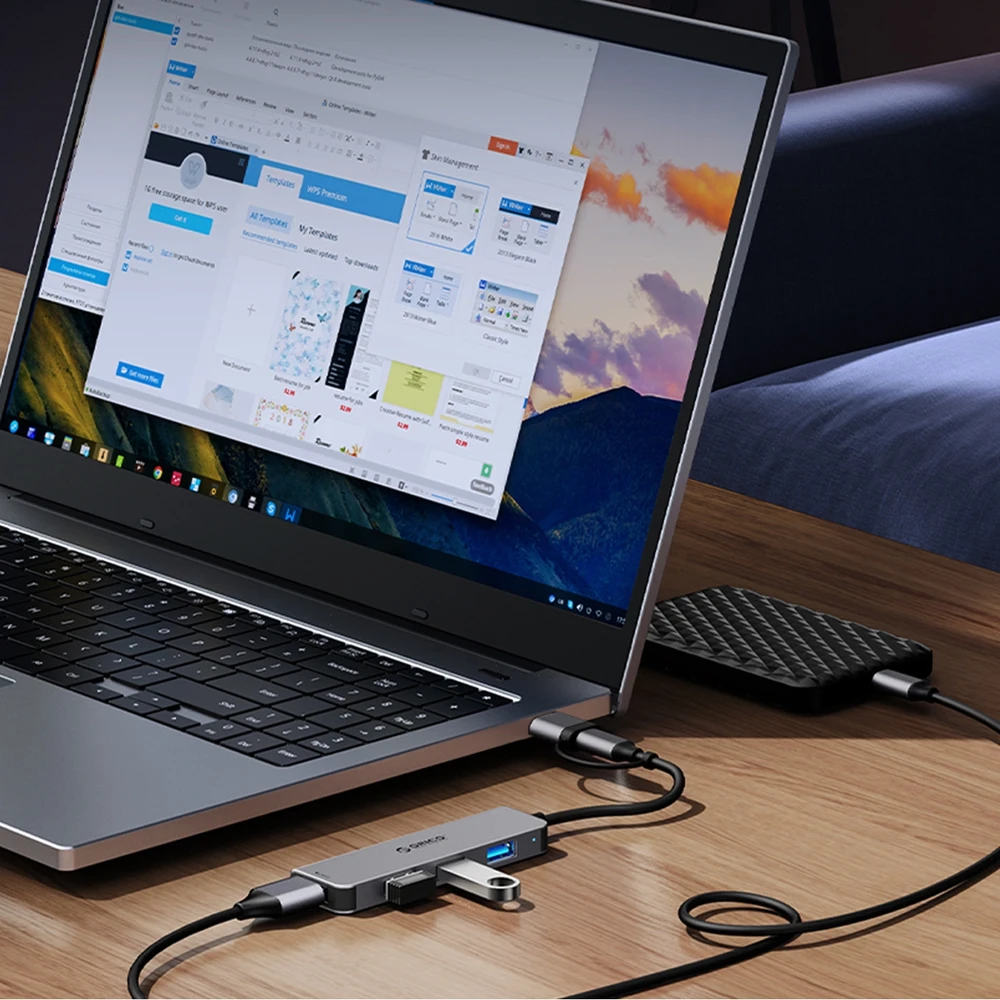 Orico USB šakotuvas su prijungta USB atmintine