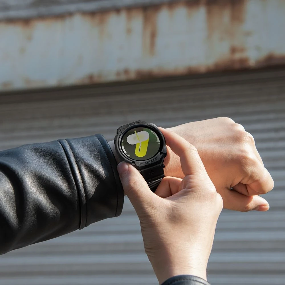„Spigen Rugged Armor Pro“, matinis juodas - „Galaxy Watch 8“ (44 mm)
