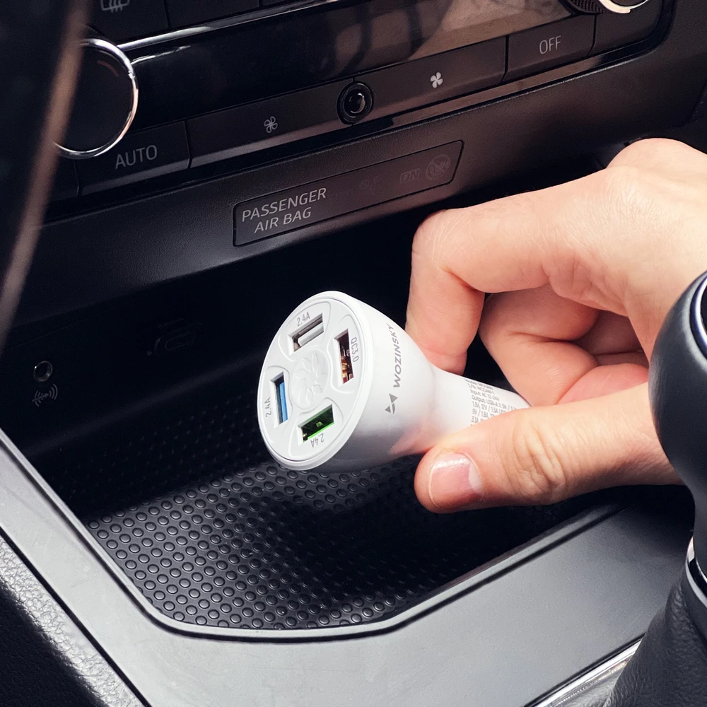 Wozinsky WCCAW 50W 4x USB-A QC automobilinis įkroviklis – baltos spalvos