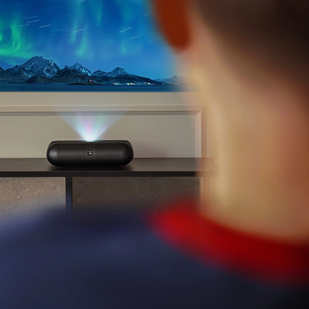„Yaber K300s“ – išmanusis lazerinis projektorius namų kinui su „Google TV“, „JBL Sound“, itin trumpu projekcijos kampu, juodas