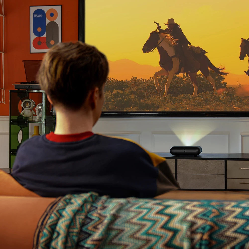 „Yaber K300s“ – išmanusis lazerinis projektorius namų kinui su „Google TV“, „JBL Sound“, itin trumpu projekcijos kampu, juodas