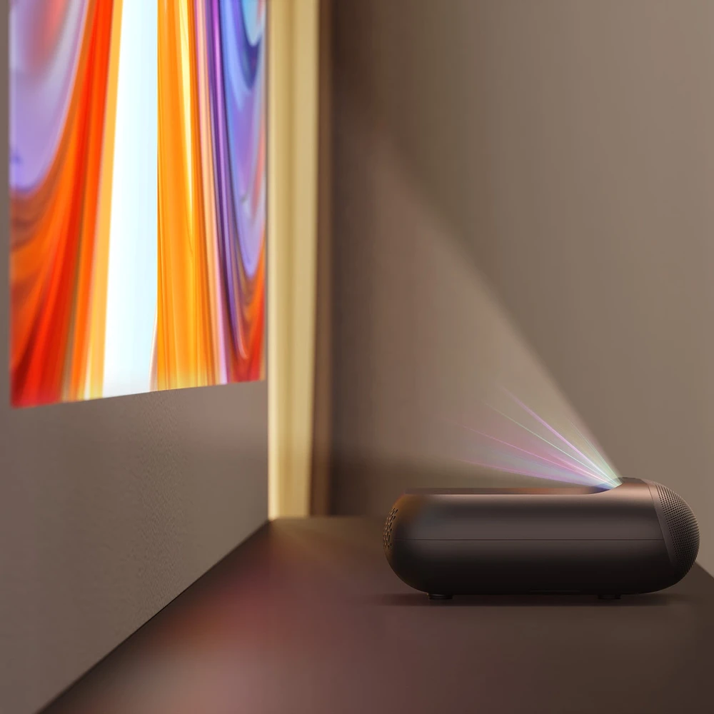 „Yaber K300s“ – išmanusis lazerinis projektorius namų kinui su „Google TV“, „JBL Sound“, itin trumpu projekcijos kampu, juodas