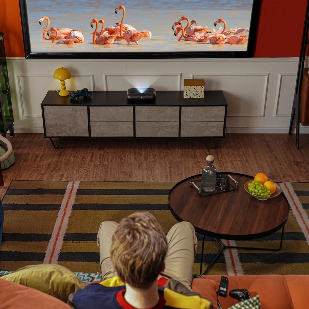 „Yaber K300s“ – išmanusis lazerinis projektorius namų kinui su „Google TV“, „JBL Sound“, itin trumpu projekcijos kampu, juodas