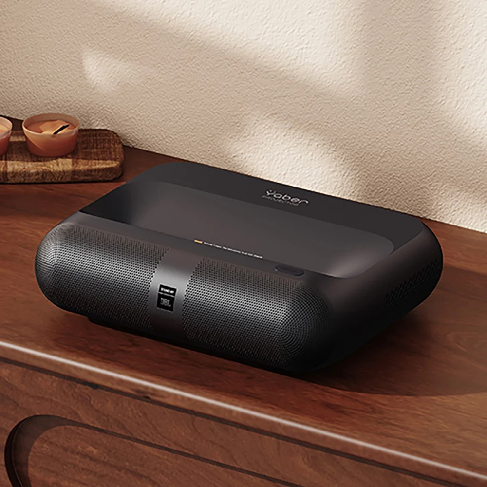 „Yaber K300s“ – išmanusis lazerinis projektorius namų kinui su „Google TV“, „JBL Sound“, itin trumpu projekcijos kampu, juodas