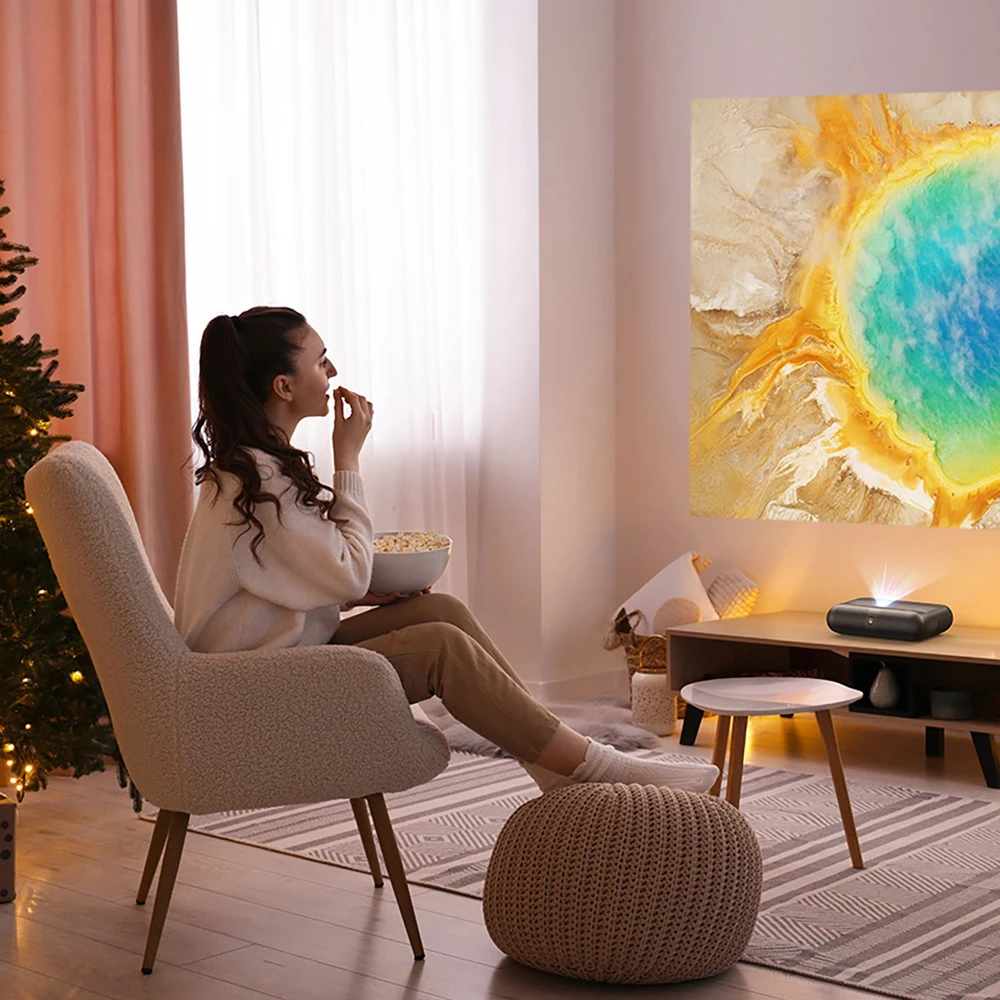„Yaber K300s“ – išmanusis lazerinis projektorius namų kinui su „Google TV“, „JBL Sound“, itin trumpu projekcijos kampu, juodas