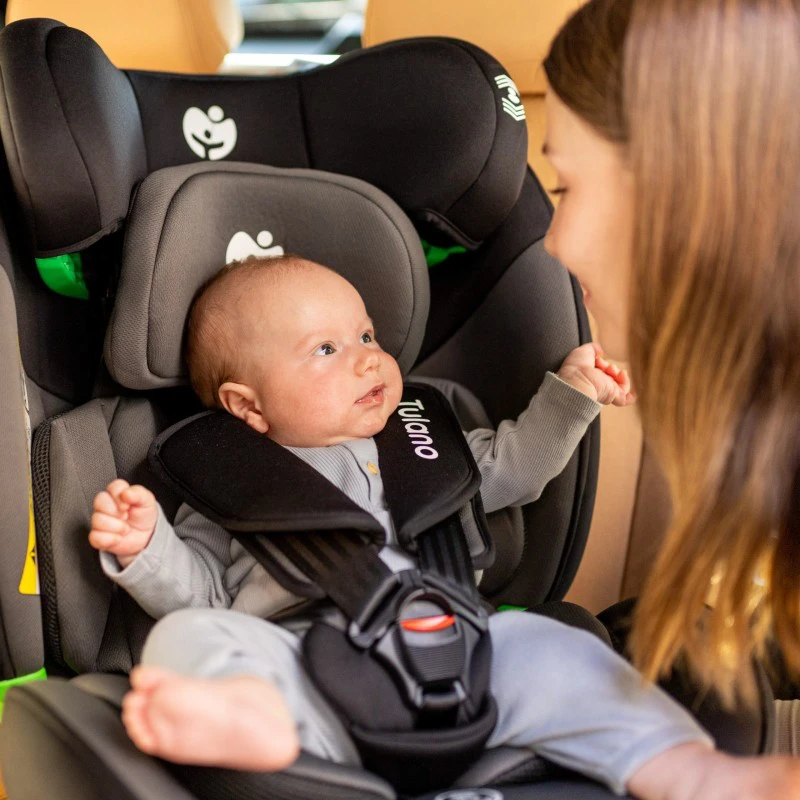 Juoda automobilinė kėdutė Loom 35 su kūdikiu