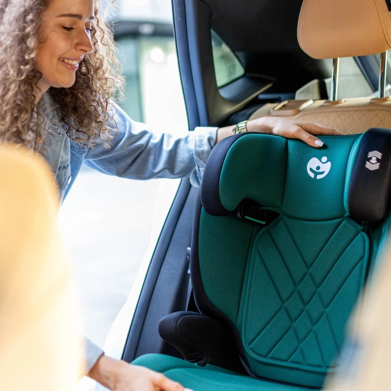 Žalia vaikiška automobilinė kėdutė Joy 45 automobilyje