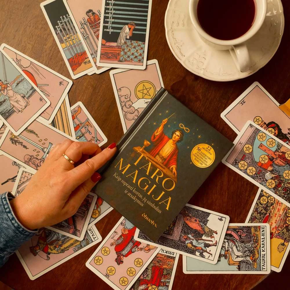 Knyga TARO MAGIJA : kaip suprasti kortas, jų simbolius ir atsakymus