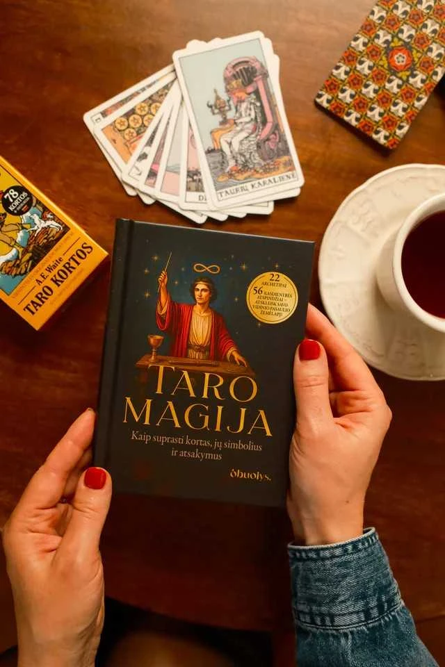 Knyga TARO MAGIJA : kaip suprasti kortas, jų simbolius ir atsakymus