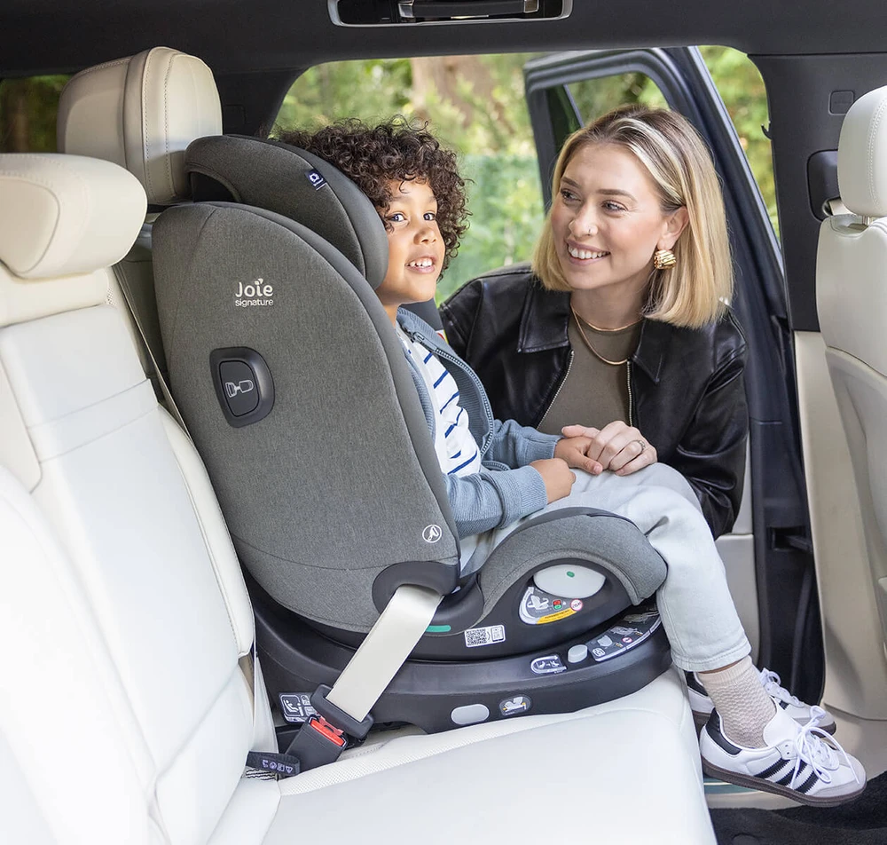 Joie i-Spin XL kėdutė naudojimo metu automobilyje