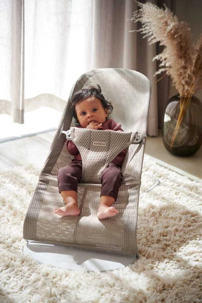 BABYBJÖRN gultukas Bliss Mesh, pilkos/smėlio spalvos, 606102 + barškutis