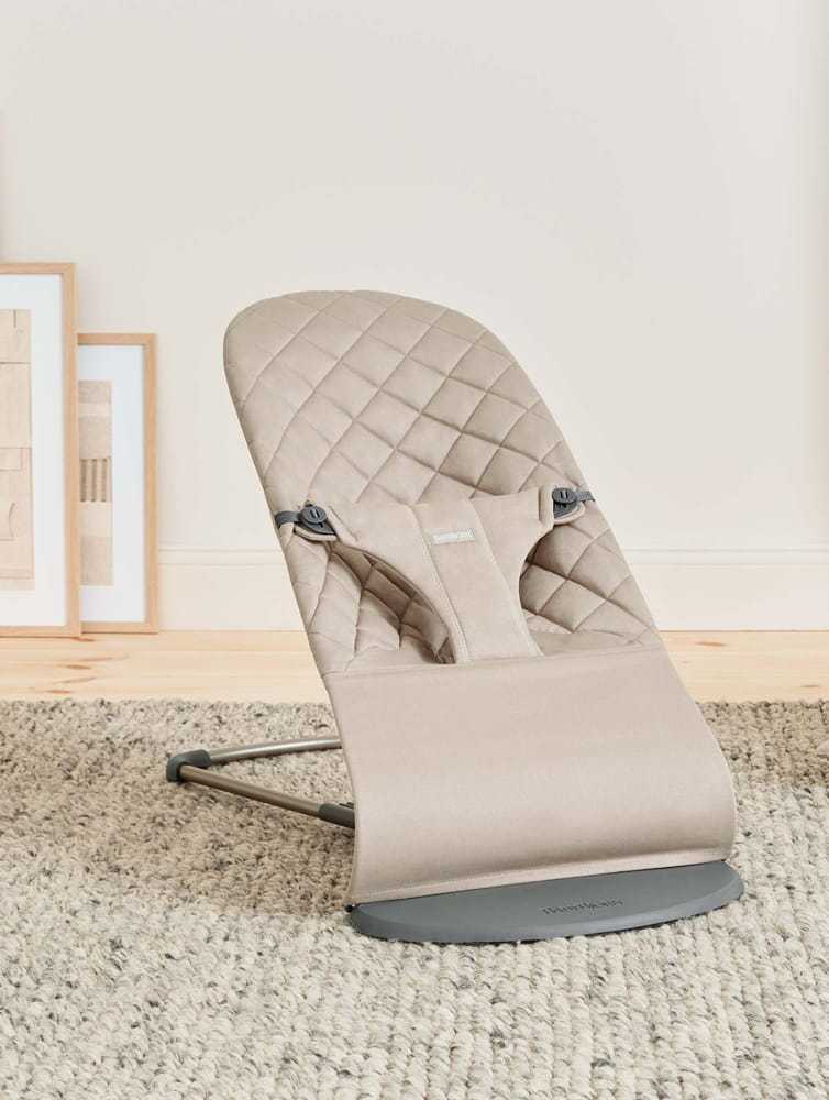 BabyBjorn Bliss - vaikiškas gultas, komplektas su žaislu | Audinys klasikinis smėlio spalvos