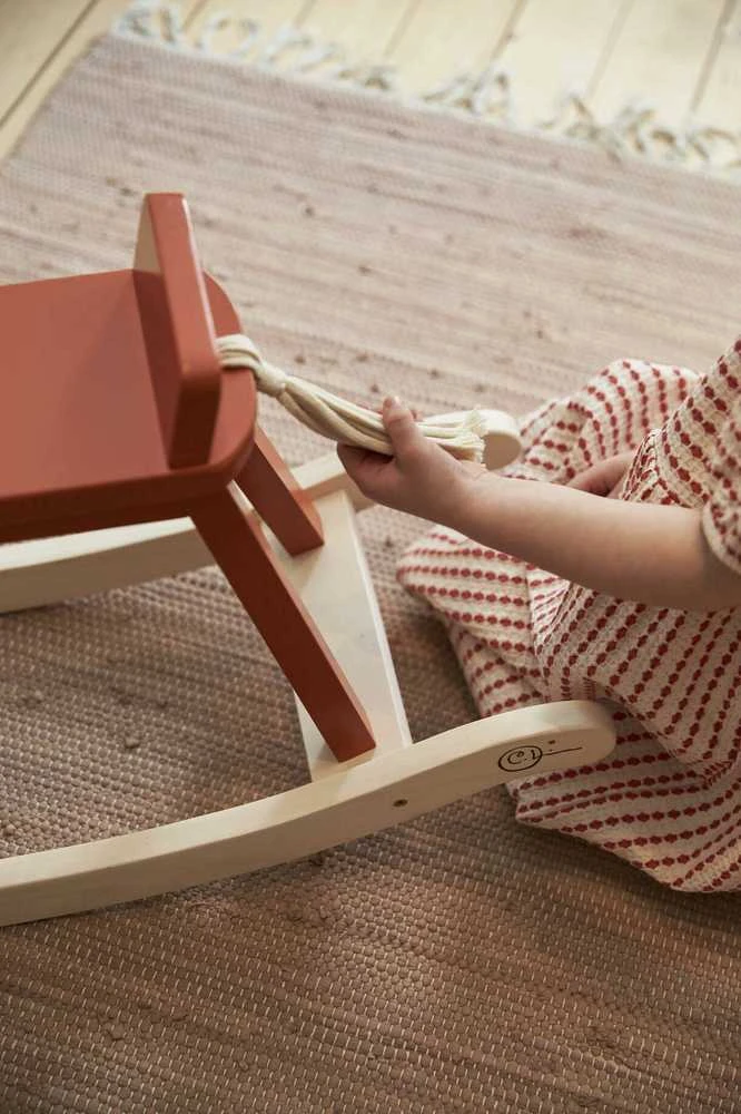 Kids Concept Vaikiškas konceptas – supamasis žirgas | Oranžinė raudona (CARL LARSSON)