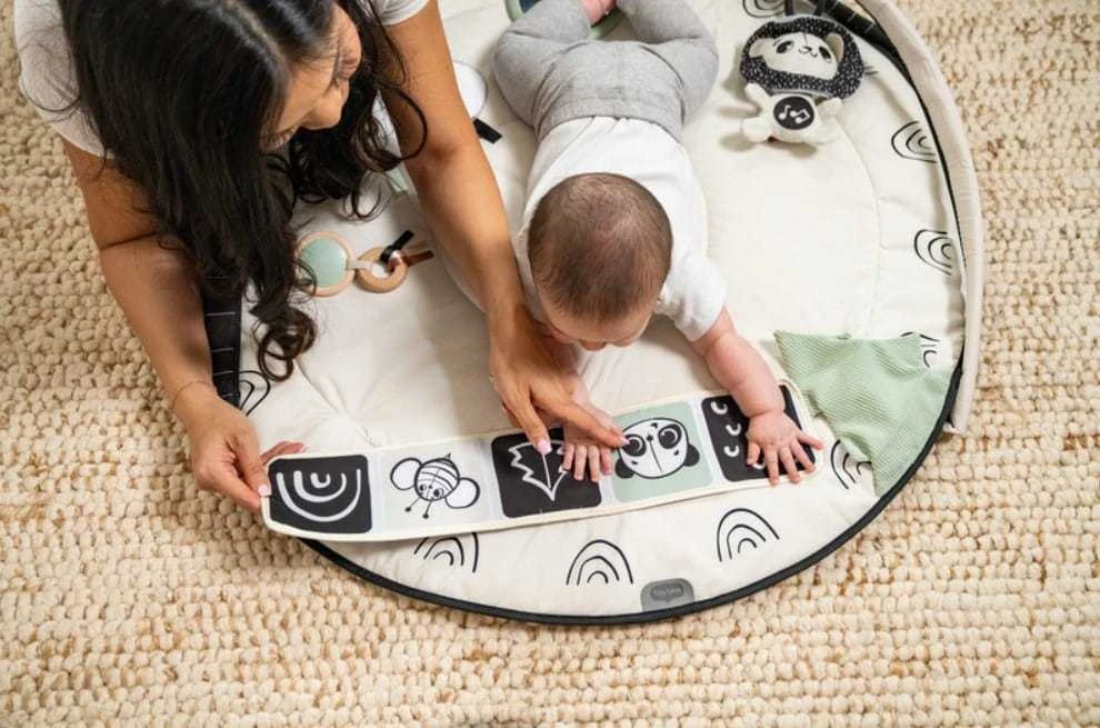 Tiny Love Decor Baby Gym Su mediniu stovu juoda-balta