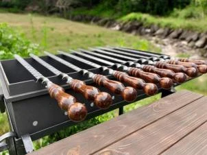 Bbq Expert Nerūdijančio plieno iešmų rinkinys (480×12×3 mm) ir šašlykų nuėmimo peilis su dėklu, 12 vnt.