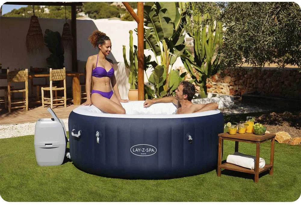 Lay-Z-Spa Miami baseinas su poilsiaujančiais žmonėmis