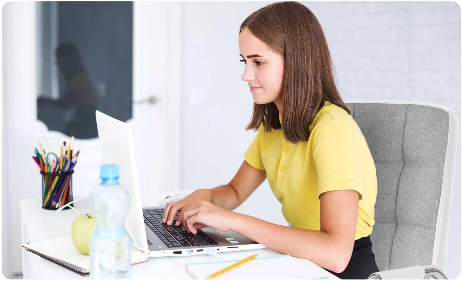 Sofotel Audininė biuro kėdė, pilka ir balta, reguliuojamo aukščio, pasvirimo funkcija, ergonomiškas atlošas, patogi biuro kėdė