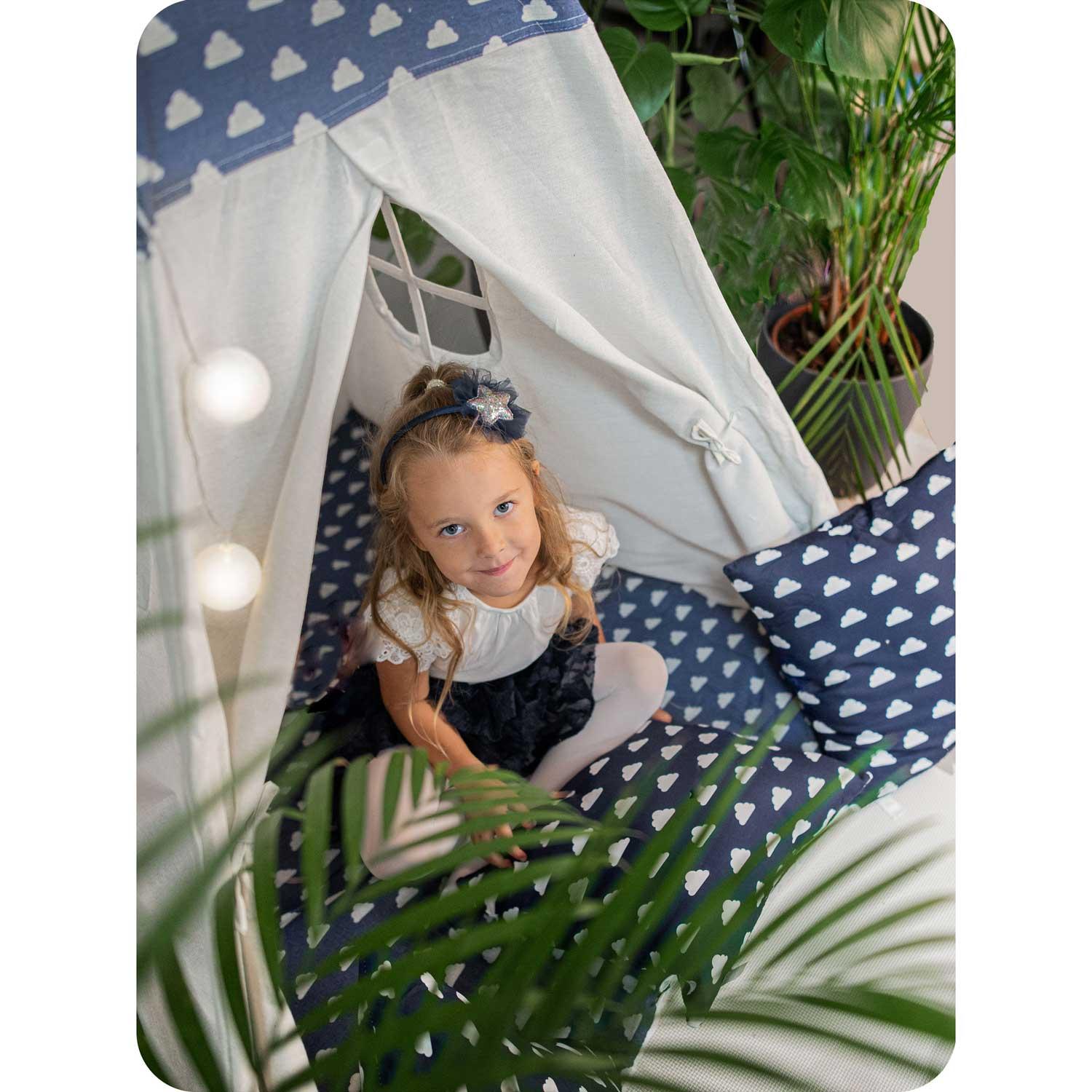 Ricokids Vaikiška tipi palapinė su girlianda ir lemputėmis - tamsiai mėlyna su debesėliais