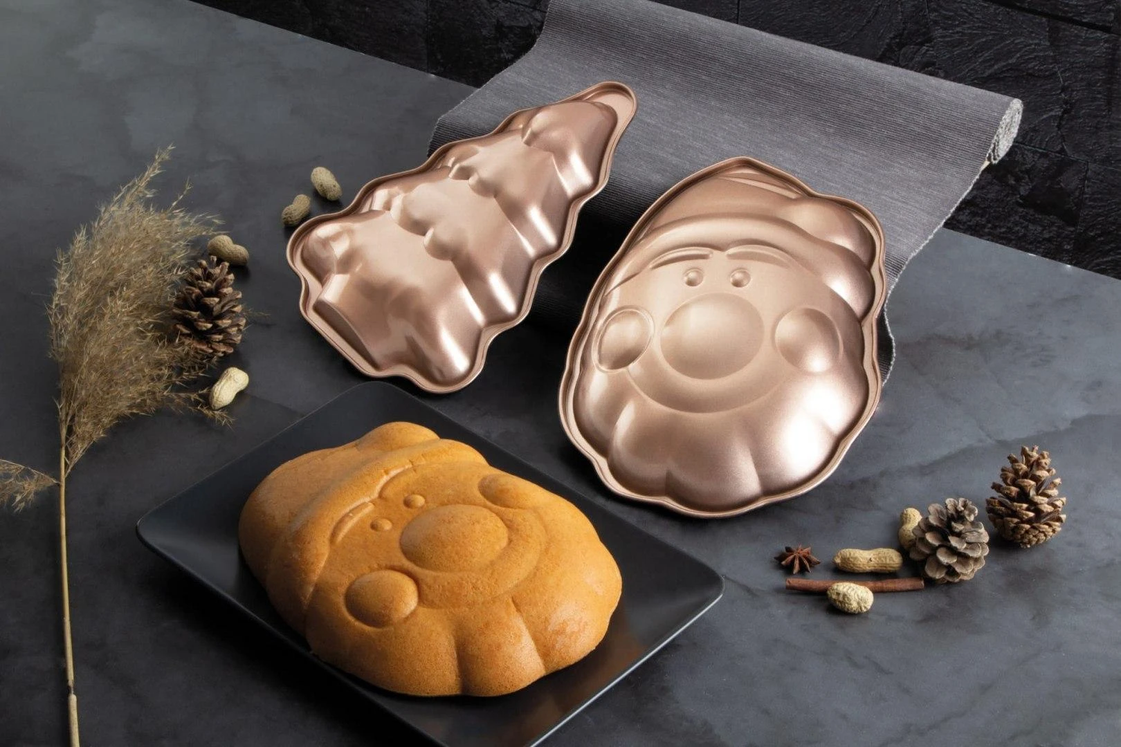 Rinkinys 2 Kalėdinių sausainių kepimo formelės Berlinger Haus Rose Gold BH-6948