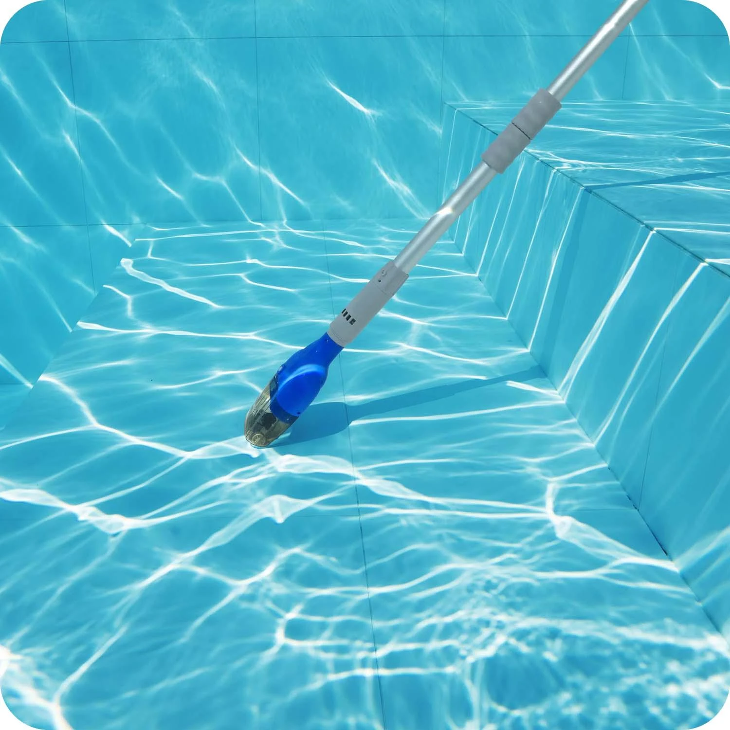 Bestway AquaTech belaidis siurblys valymo procese