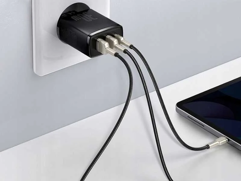 Baseus Sieninis įkroviklis 30W 2xUSB + USB-C QC3.0 PD3.0, juodas